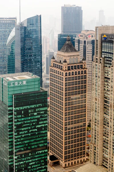 Şangay, Çin - Mar 31, 2016: Oriental Pearl Radyo ve Tv Kulesi'nden Şangay binalarının görünümü.