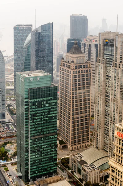 Şangay, Çin - Mar 31, 2016: Oriental Pearl Radyo ve Tv Kulesi'nden Şangay binalarının görünümü.