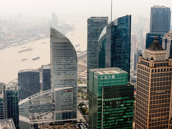 Şangay, Çin - Mar 31, 2016: Oriental Pearl Radyo ve Tv Kulesi'nden Şangay binalarının görünümü.