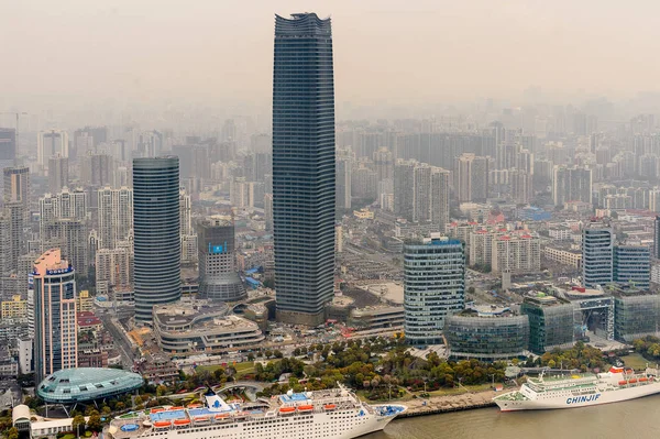 Şangay, Çin - Mar 31, 2016: Oriental Pearl Radyo ve Tv Kulesi'nden Şangay binalarının görünümü.