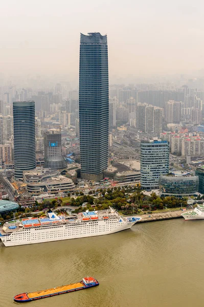 Şangay, Çin - Mar 31, 2016: Oriental Pearl Radyo ve Tv Kulesi'nden Şangay binalarının görünümü.