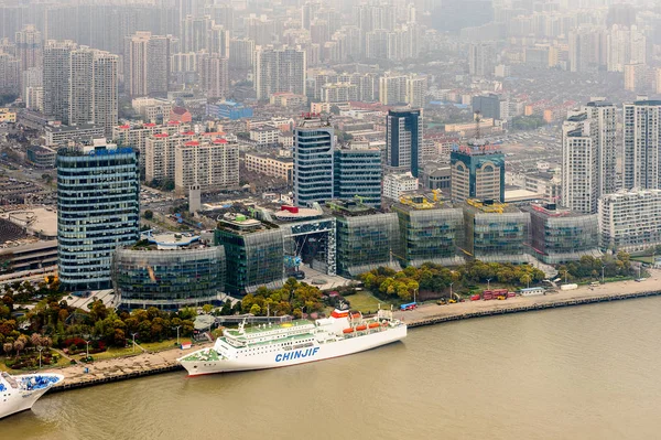 Şangay, Çin - Mar 31, 2016: Oriental Pearl Radyo ve Tv Kulesi'nden Şangay binalarının görünümü.