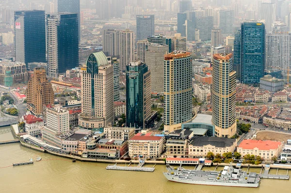 Şangay, Çin - Mar 31, 2016: Oriental Pearl Radyo ve Tv Kulesi'nden Şangay binalarının görünümü.