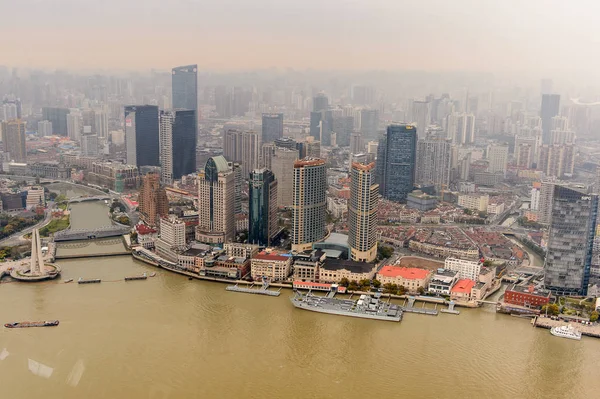 Şangay, Çin - Mar 31, 2016: Oriental Pearl Radyo ve Tv Kulesi'nden Şangay'ın panoramik manzarası.