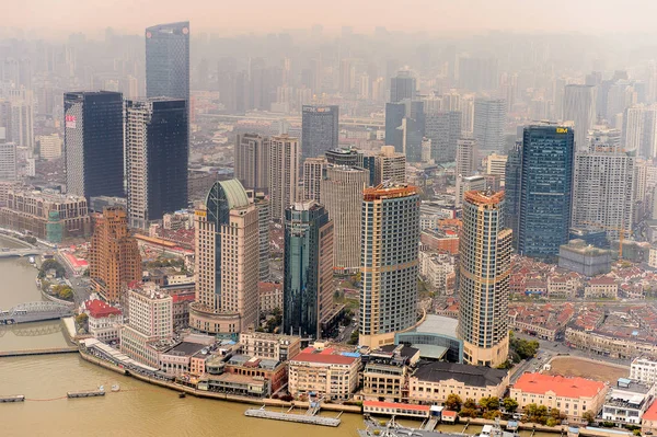 Şangay, Çin - Mar 31, 2016: Oriental Pearl Radyo ve Tv Kulesi'nden Şangay'ın panoramik manzarası.