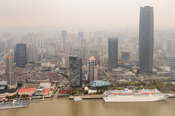 Şangay, Çin - Mar 31, 2016: Oriental Pearl Radyo ve Tv Kulesi'nden Şangay'ın panoramik manzarası.