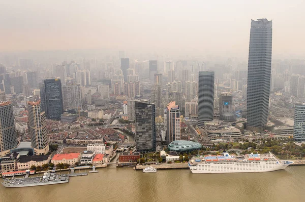 Şangay, Çin - Mar 31, 2016: Oriental Pearl Radyo ve Tv Kulesi'nden Şangay'ın panoramik manzarası.
