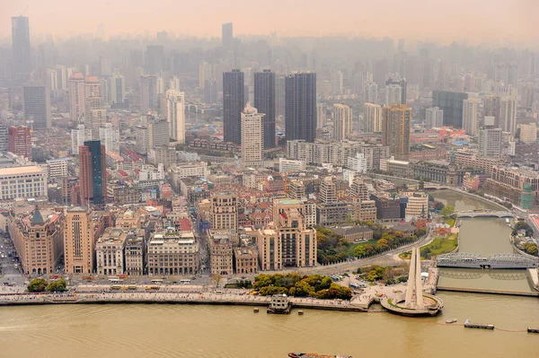 Şangay, Çin - Mar 31, 2016: Oriental Pearl Radyo ve Tv Kulesi'nden Şangay'ın panoramik manzarası.