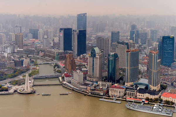 Şangay, Çin - Mar 31, 2016: Oriental Pearl Radyo ve Tv Kulesi'nden Şangay'ın panoramik manzarası.