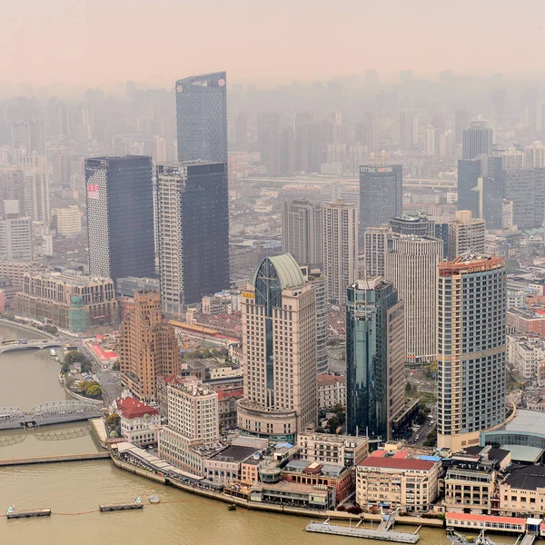 Şangay, Çin - Mar 31, 2016: Oriental Pearl Radyo ve Tv Kulesi'nden Şangay'ın panoramik manzarası.