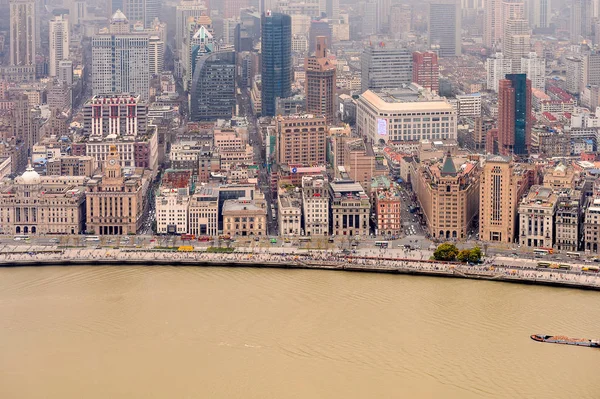 Şangay, Çin - Mar 31, 2016: Oriental Pearl Radyo ve Tv Kulesi'nden Şangay'ın panoramik manzarası.