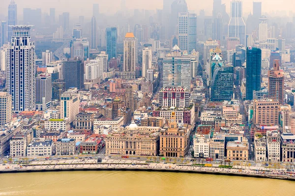 Şangay, Çin - Mar 31, 2016: Oriental Pearl Radyo ve Tv Kulesi'nden Şangay binalarının görünümü.