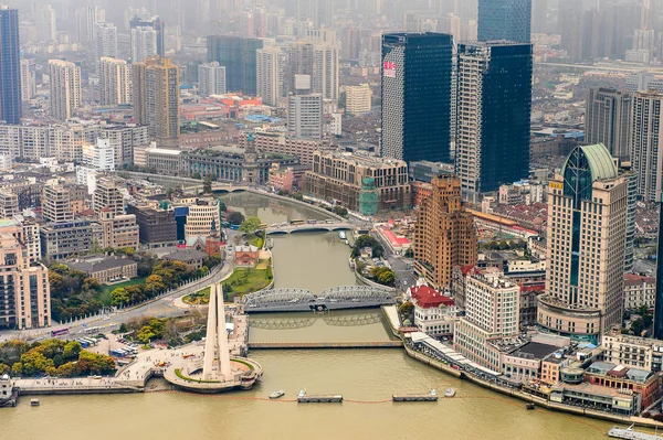 Şangay, Çin - Mar 31, 2016: Oriental Pearl Radyo ve Tv Kulesi'nden Şangay binalarının görünümü.