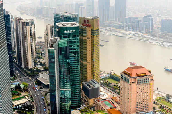 Şangay, Çin - Mar 31, 2016: Oriental Pearl Radyo ve Tv Kulesi'nden Şangay binalarının görünümü.