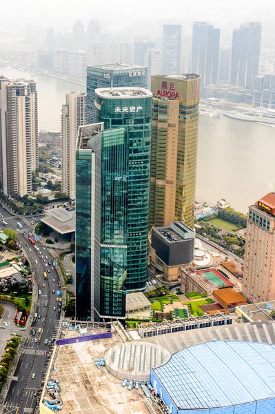 Şangay, Çin - Mar 31, 2016: Oriental Pearl Radyo ve Tv Kulesi'nden Şangay binalarının görünümü.