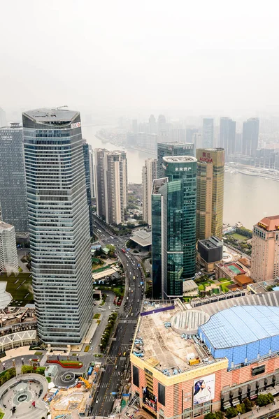 Şangay, Çin - Mar 31, 2016: Oriental Pearl Radyo ve Tv Kulesi'nden Şangay binalarının görünümü.