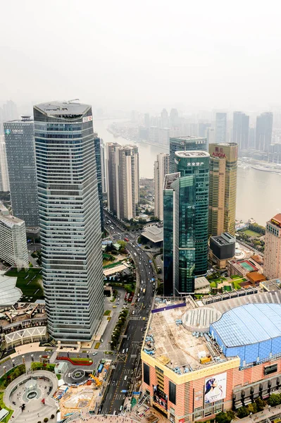 Şangay, Çin - Mar 31, 2016: Oriental Pearl Radyo ve Tv Kulesi'nden Şangay binalarının görünümü.