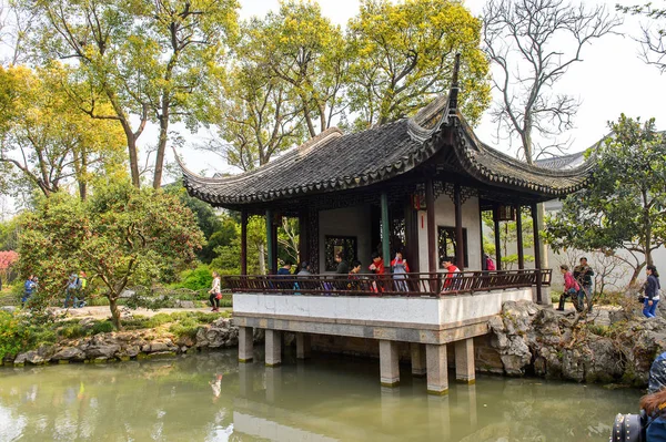 Suzhou, Çin - Nis 1, 2016: Mütevazı Yönetici Bahçesi'nde Pagoda, Suzhou bir Çin bahçesi, Unesco Dünya Mirası