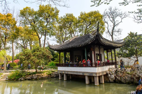 Suzhou, Çin - Nis 1, 2016: Mütevazı Yönetici Bahçesi'nde Pagoda, Suzhou bir Çin bahçesi, Unesco Dünya Mirası