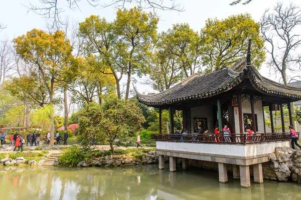 Suzhou, Çin - Nis 1, 2016: Mütevazı Yönetici Bahçesi'nde Pagoda, Suzhou bir Çin bahçesi, Unesco Dünya Mirası