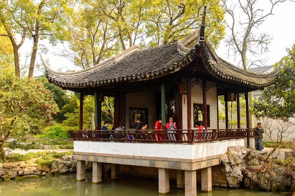 Suzhou, Çin - Nis 1, 2016: Mütevazı Yönetici Bahçesi'nde Pagoda, Suzhou bir Çin bahçesi, Unesco Dünya Mirası