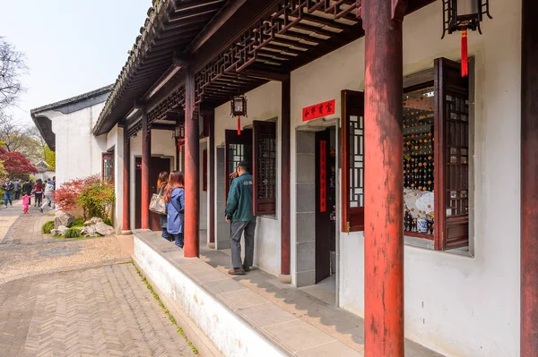 Suzhou, Çin - Nis 1, 2016: Mütevazı Yönetici Bahçesi, Suzhou bir Çin bahçesi, Unesco Dünya Mirası