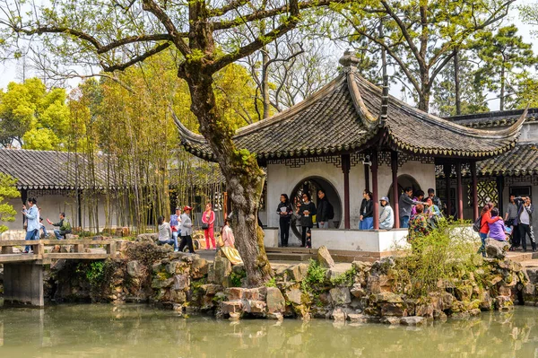 Suzhou, Çin - Nis 1, 2016: Mütevazı Yönetici Bahçesi, Suzhou bir Çin bahçesi, Unesco Dünya Mirası