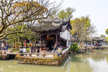 Suzhou, Çin - Nis 1, 2016: Mütevazı Yönetici Bahçesi'nde Pagoda, Suzhou bir Çin bahçesi, Unesco Dünya Mirası