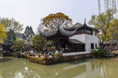 Suzhou, Çin - Nis 1, 2016: Mütevazı Yönetici Bahçesi'nde Pagoda, Suzhou bir Çin bahçesi, Unesco Dünya Mirası