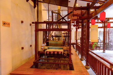 Suzhou, Çin - Nis 1, 2016: Suzhou, Çin'de İpek müzesi, fabrika ve dükkanantik ipek yapma makinesi. Popüler turistik yerlerinden biri