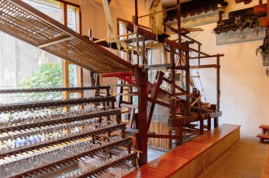 Suzhou, Çin - Nis 1, 2016: Suzhou, Çin'de İpek müzesi, fabrika ve dükkanantik ipek yapma makinesi. Popüler turistik yerlerinden biri