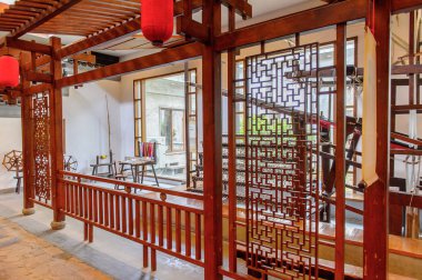 Suzhou, Çin - Nis 1, 2016: Suzhou, Çin'de ipek müzesi, fabrika ve dükkan. Popüler turistik yerlerinden biri