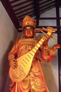 Suzhou, Çin - Nis 1, 2016: Guardian Suzhou Bao'en Tapınağı kompleksinde, Jiangsu Eyaleti, Çin. Çin'deki Buda tapınaklarından biri