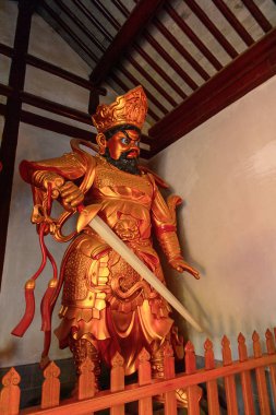 Suzhou, Çin - Nis 1, 2016: Guardian Suzhou Bao'en Tapınağı kompleksinde, Jiangsu Eyaleti, Çin. Çin'deki Buda tapınaklarından biri