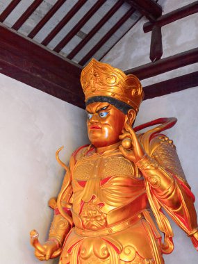 Suzhou, Çin - Nis 1, 2016: Guardian Suzhou Bao'en Tapınağı kompleksinde, Jiangsu Eyaleti, Çin. Çin'deki Buda tapınaklarından biri