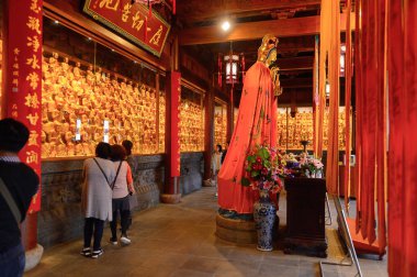 Suzhou, Çin - Nis 1, 2016: Kuzey Tapınağı Pagoda'daki Buda heykeli (Beisi Pagoda) Suzhou'daki Bao'en Tapınağı kompleksinde, Jiangsu Eyaleti, Çin.