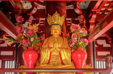Suzhou, Çin - Nis 1, 2016: Kuzey Tapınağı Pagoda'daki Buda heykeli (Beisi Pagoda) Suzhou'daki Bao'en Tapınağı kompleksinde, Jiangsu Eyaleti, Çin.