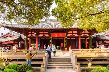 Suzhou, Çin - Nis 1, 2016: Suzhou Bao'en Tapınak kompleksi, Jiangsu Eyaleti, Çin. Çin'deki Buda tapınaklarından biri