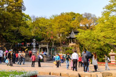 Suzhou, Çin - Nis 1, 2016: Suzhou Tiger tepe görme Doğası, Çin. Doğal güzelliği ve tarihi yerleri ile ünlüdür..