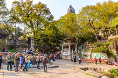 Suzhou, Çin - Nis 1, 2016: Suzhou Tiger tepe görme Doğası, Çin. Doğal güzelliği ve tarihi yerleri ile ünlüdür..