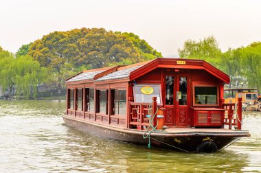 Hangzhou, Çin - 2 Nisan 2016: Batı Gölü'ndeki geleneksel Çin teknesi (Xi hu gölü) Hangzhou'da bir tatlı su gölüdür. Unesco Dünya Mirası Sit