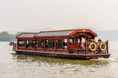 Hangzhou, Çin - 2 Nisan 2016: Batı Gölü'ndeki geleneksel Çin teknesi (Xi hu gölü) Hangzhou'da bir tatlı su gölüdür. Unesco Dünya Mirası Sit