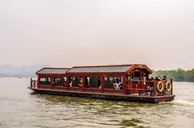 Hangzhou, Çin - 2 Nisan 2016: Batı Gölü'ndeki geleneksel Çin teknesi (Xi hu gölü) Hangzhou'da bir tatlı su gölüdür. Unesco Dünya Mirası Sit