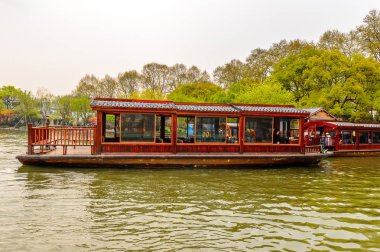 Hangzhou, Çin - 2 Nisan 2016: Batı Gölü'ndeki geleneksel Çin teknesi (Xi hu gölü) Hangzhou'da bir tatlı su gölüdür. Unesco Dünya Mirası Sit