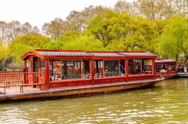 Hangzhou, Çin - 2 Nisan 2016: Batı Gölü'ndeki geleneksel Çin teknesi (Xi hu gölü) Hangzhou'da bir tatlı su gölüdür. Unesco Dünya Mirası Sit