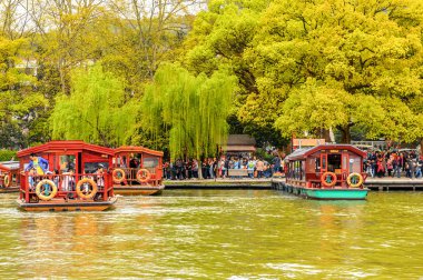 Hangzhou, Çin - 2 Nisan 2016: Batı Gölü'ndeki geleneksel Çin teknesi (Xi hu gölü) Hangzhou'da bir tatlı su gölüdür. Unesco Dünya Mirası Sit