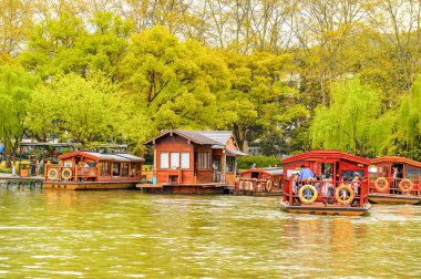 Hangzhou, Çin - 2 Nisan 2016: Batı Gölü'ndeki geleneksel Çin teknesi (Xi hu gölü) Hangzhou'da bir tatlı su gölüdür. Unesco Dünya Mirası Sit