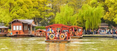 Hangzhou, Çin - 2 Nisan 2016: Batı Gölü'ndeki geleneksel Çin teknesi (Xi hu gölü) Hangzhou'da bir tatlı su gölüdür. Unesco Dünya Mirası Sit