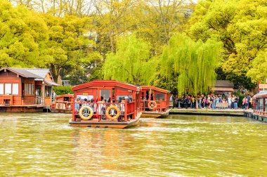 Hangzhou, Çin - 2 Nisan 2016: Batı Gölü'ndeki geleneksel Çin teknesi (Xi hu gölü) Hangzhou'da bir tatlı su gölüdür. Unesco Dünya Mirası Sit