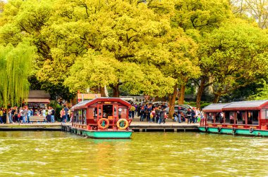 Hangzhou, Çin - 2 Nisan 2016: Batı Gölü'ndeki geleneksel Çin teknesi (Xi hu gölü) Hangzhou'da bir tatlı su gölüdür. Unesco Dünya Mirası Sit